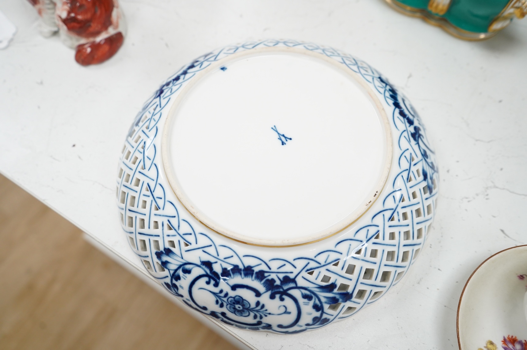 A group of 18th/19th century Continental porcelain, including six 18th century Vienna porcelain plates, a Meissen onion pattern dish, a pair of mid-18th century Meissen teacups and saucers, two tea bowls and saucers and